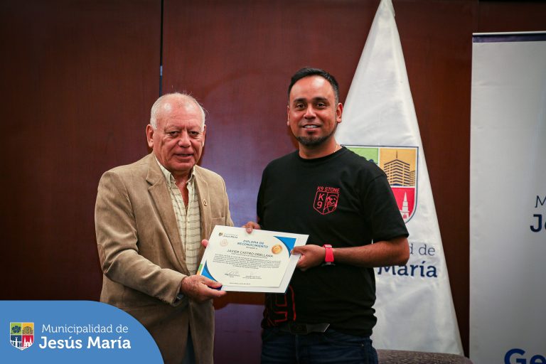 Nuestros vecinos recibieron sus constancias por haber concluido con éxito 350 horas formativas. 🐾🎓