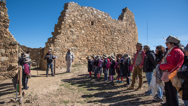 Servidores de la Unidad Ejecutora realizando ceremonia significativa en el edifico A de Marcahuamachuco