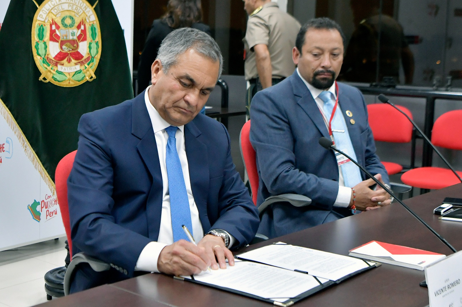 Ministro Vicente Romero suscribe convenio con autoridades de Cusco.