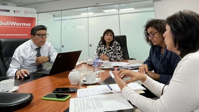 Reunión en la que participan representantes de la Defensoría del Pueblo
