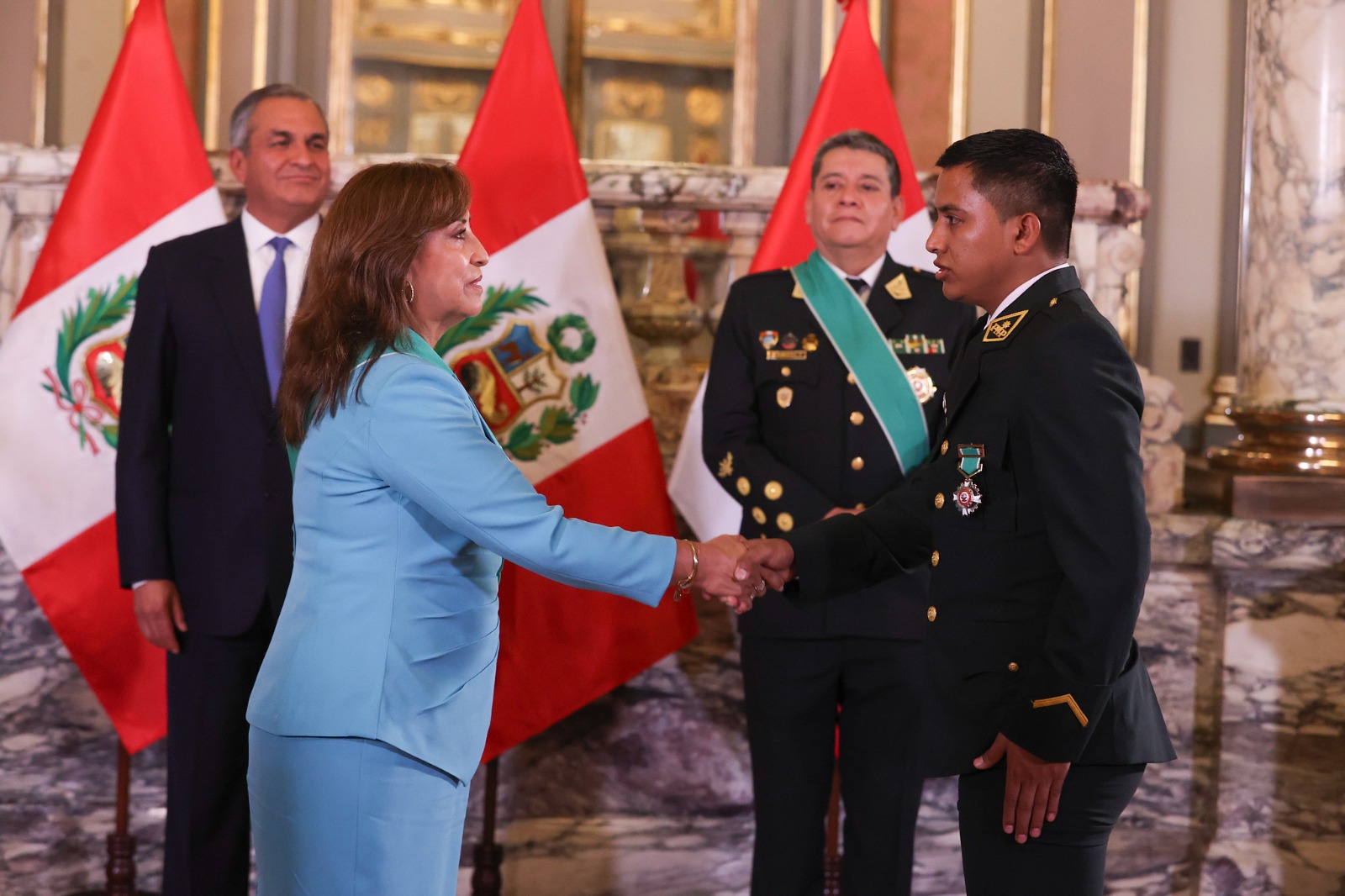 Ministro del Interior: Policías condecorados son ejemplo para los 140 mil efectivos que cumplen un papel crucial en el país