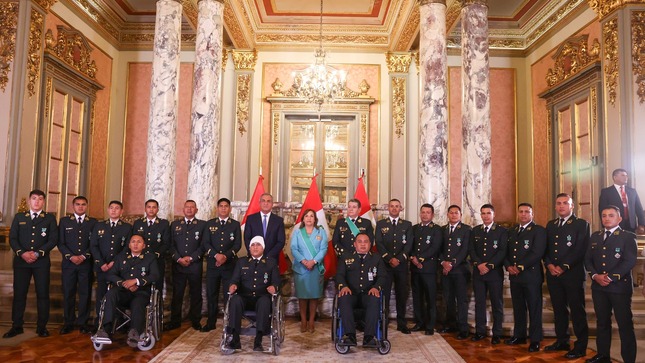Ministro del Interior: Policías condecorados son ejemplo para los 140 mil efectivos que cumplen un papel crucial en el país