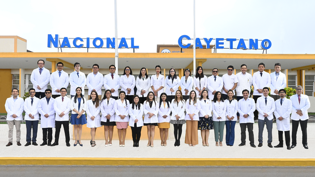 Foto grupal en frontis
