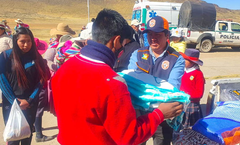 Para enfrentar los efectos de las bajas temperaturas que ya se registran en el altiplano, la Sub Gerencia de Defensa Civil y Gestión de Riesgo de Desastres de la Municipalidad Provincial de Puno, asistió a los pobladores del centro poblado de Collacachi con una acción cívica donde se entregó bienes de ayuda humanitaria.