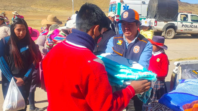 Para enfrentar los efectos de las bajas temperaturas que ya se registran en el altiplano, la Sub Gerencia de Defensa Civil y Gestión de Riesgo de Desastres de la Municipalidad Provincial de Puno, asistió a los pobladores del centro poblado de Collacachi con una acción cívica donde se entregó bienes de ayuda humanitaria.