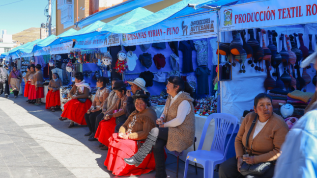 Con el fin de promover y fortalecer a los emprendedores y productores en artesanía, este miércoles inició la “Feria del Emprendedor en Artesanía – Puno teje 100% Alpaca”, actividad impulsada por la Municipalidad Provincial de Puno, a través de la Gerencia de Turismo y Desarrollo Económico y la Sub Gerencia de Promoción Empresarial y Desarrollo Económico Rural.