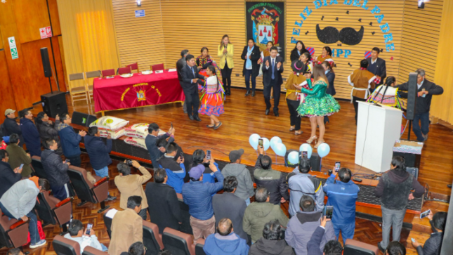 Los trabajadores de la Municipalidad Provincial de Puno fueron homenajeados por el Día del Padre, que se celebra cada tercer domingo de junio, con presentaciones musicales y dancísticas, además de concursos para animar la ceremonia que estuvo encabezada por el alcalde de Puno, Lic. Javier Ponce Roque, y el Concejo Municipal en pleno.