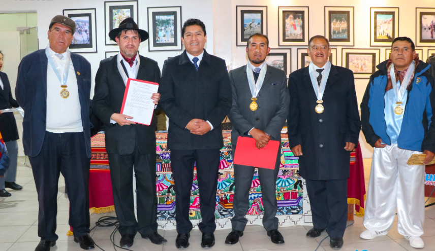 Una noche llena de emociones y algarabía se vivió en la clausura de la destacada "Exposición Fotográfica y Trajes del Sicuris de Barrio Mañazo", donde el alcalde de Puno, Lic. Javier Ponce Roque otorgó reconocimientos a los directivos e integrantes de está agrupación histórica y también manifestó su voluntad de apoyar eventos similares a futuro.