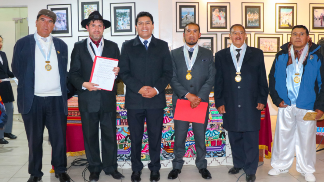 Una noche llena de emociones y algarabía se vivió en la clausura de la destacada "Exposición Fotográfica y Trajes del Sicuris de Barrio Mañazo", donde el alcalde de Puno, Lic. Javier Ponce Roque otorgó reconocimientos a los directivos e integrantes de está agrupación histórica y también manifestó su voluntad de apoyar eventos similares a futuro.