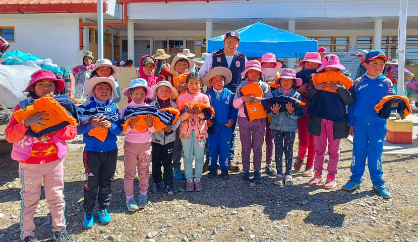 Como prevención y para enfrentar las fuertes heladas la Sub Gerencia de Defensa Civil y Gestión de Riesgo de Desastres de la Municipalidad Provincial de Puno, realizó la entrega de bienes de ayuda humanitaria, en el centro poblado de Ayrumas Carumas, distrito de Acora.
