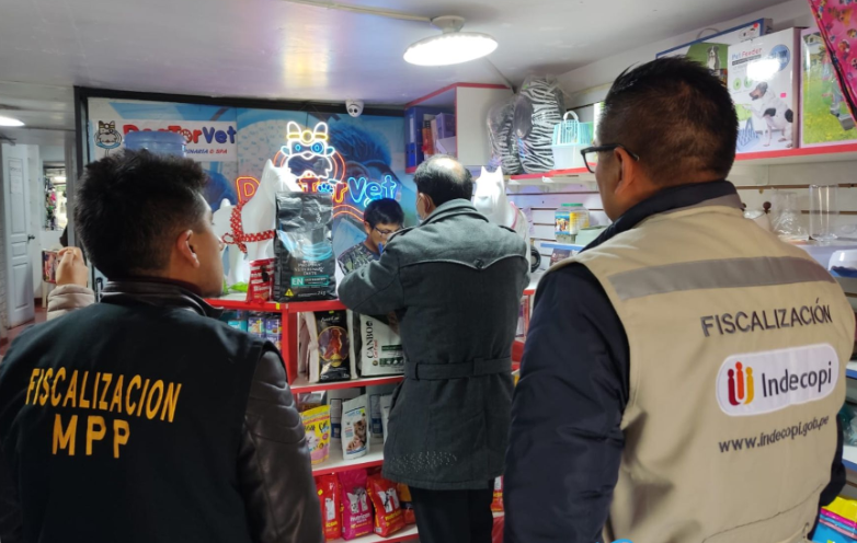 La Municipalidad Provincial de Puno a través la Sub Gerencia de Actividades Económicas, Sub Gerencia de Gestión Ambiental y Salud Pública, en coordinación con INDECOPI, Ministerio Público Primera Fiscalía de Prevención del Delito, hoy 19 de junio del presente año a las 10:00am en el Ovalo Ramon Castilla Av. El Sol, se llevó a cabo la fiscalización inopinada a establecimientos comerciales “Clinicas Veterinarias” que se dedican a la atención de animales menores (mascotas) y a la venta de alimentos, productos para las mascotas.