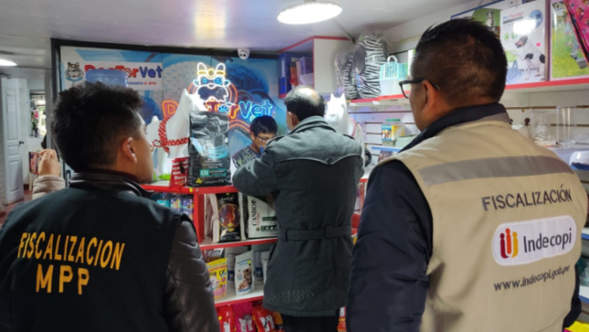 La Municipalidad Provincial de Puno a través la Sub Gerencia de Actividades Económicas, Sub Gerencia de Gestión Ambiental y Salud Pública, en coordinación con INDECOPI, Ministerio Público Primera Fiscalía de Prevención del Delito, hoy 19 de junio del presente año a las 10:00am en el Ovalo Ramon Castilla Av. El Sol, se llevó a cabo la fiscalización inopinada a establecimientos comerciales “Clinicas Veterinarias” que se dedican a la atención de animales menores (mascotas) y a la venta de alimentos, productos para las mascotas.