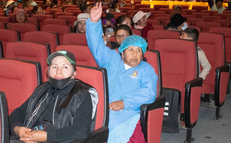 Con la finalidad de capacitar a comerciantes de los distintos mercados de la ciudad de Puno, la Municipalidad Provincial de Puno a través de la Gerencia de Medio Ambiente, Saneamiento y Servicios, Gerencia de Turismo y Desarrollo Económico y Sub Gerencia de Gestión Ambiental y Salud Pública; inició con el curso de capacitación denominado "Mercado Saludable" que se desarrollará en el transcurso de la presente semana.