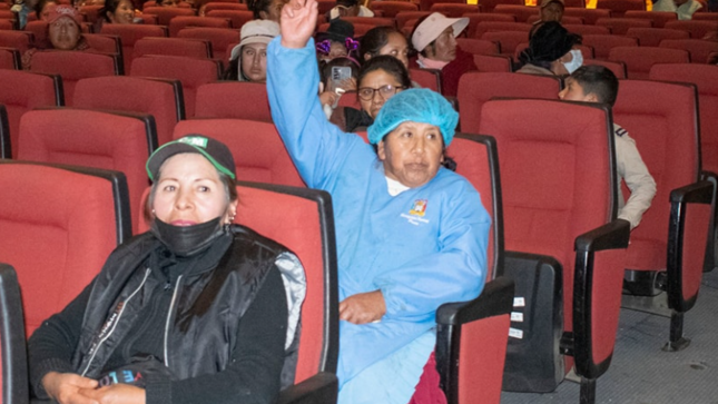Con la finalidad de capacitar a comerciantes de los distintos mercados de la ciudad de Puno, la Municipalidad Provincial de Puno a través de la Gerencia de Medio Ambiente, Saneamiento y Servicios, Gerencia de Turismo y Desarrollo Económico y Sub Gerencia de Gestión Ambiental y Salud Pública; inició con el curso de capacitación denominado "Mercado Saludable" que se desarrollará en el transcurso de la presente semana.