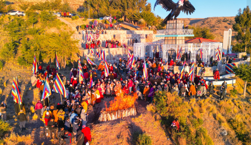 Desde tempranas horas de la madrugada pobladores de la ciudad lacustre de Puno encabezada por el alcalde, Lic. Javier Ponce Roque, acompañado del Concejo Municipal, funcionarios de la Municipalidad Provincial de Puno y población, recibieron el Año Nuevo Andino 5531 en el mirador Kuntur Wasi, tradición que ya se realiza por más de 25 años en el altiplano peruano, y que es conmemorada con devoción por los pobladores de nuestra región.