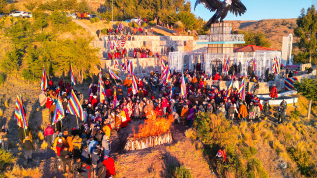 Desde tempranas horas de la madrugada pobladores de la ciudad lacustre de Puno encabezada por el alcalde, Lic. Javier Ponce Roque, acompañado del Concejo Municipal, funcionarios de la Municipalidad Provincial de Puno y población, recibieron el Año Nuevo Andino 5531 en el mirador Kuntur Wasi, tradición que ya se realiza por más de 25 años en el altiplano peruano, y que es conmemorada con devoción por los pobladores de nuestra región.