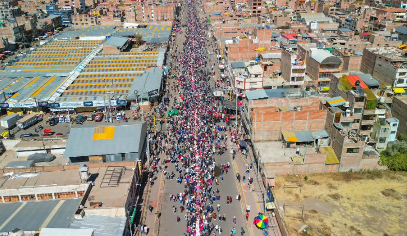 Todo un récord se logró esta mañana tras cumplir el objetivo de desplegar el “quqawi” más grande del mundo, que comprometió la participaron de diversas instituciones, la organización fue compartida y estuvo encabezada por la Municipalidad Provincial de Puno, la Dirección Desconcentrada de Cultura, el Concejo Regional de Puno y el Gobierno Regional de Puno.