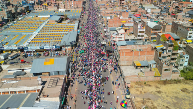 Todo un récord se logró esta mañana tras cumplir el objetivo de desplegar el “quqawi” más grande del mundo, que comprometió la participaron de diversas instituciones, la organización fue compartida y estuvo encabezada por la Municipalidad Provincial de Puno, la Dirección Desconcentrada de Cultura, el Concejo Regional de Puno y el Gobierno Regional de Puno.