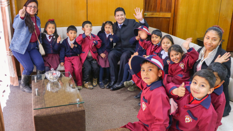 Estudiantes de la Institución Educativa Inicial (IEI) N° 219 Santa Rosa de Lima, visitaron al alcalde de la Municipalidad Provincial de Puno, Lic. Javier Ponce Roque, en su despacho como parte del proyecto de aprendizaje “Conociendo Instituciones en mi Comunidad”, que traza como objetivo principal brindar a los niños la oportunidad de conocer el papel y las responsabilidades de los burgomaestres, así como familiarizarse con las instalaciones de las comunas locales.