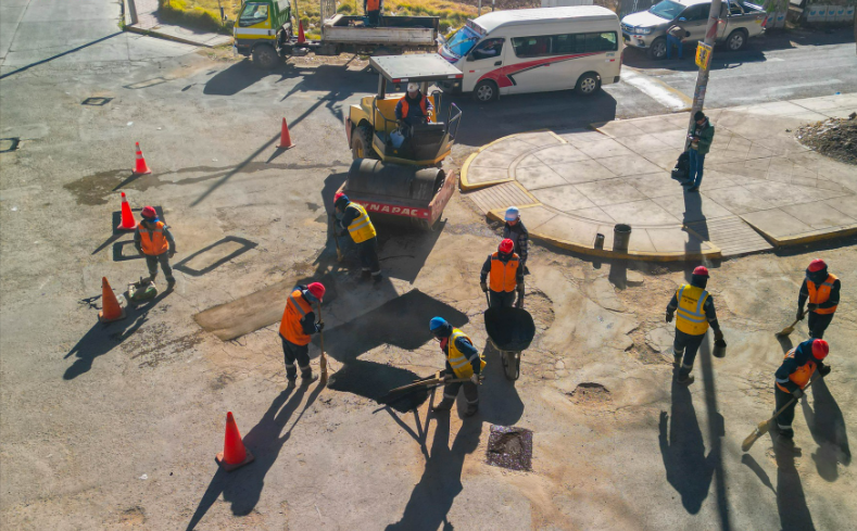 Con el fin de mejorar la transitabilidad de los peatones y del transportista, la municipalidad de Puno a través del área de mantenimiento de vías, viene realizando el trabajo de reposición de carpeta asfáltica en las principales calles y avenidas de la ciudad de Puno.