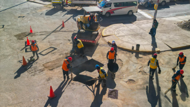 Con el fin de mejorar la transitabilidad de los peatones y del transportista, la municipalidad de Puno a través del área de mantenimiento de vías, viene realizando el trabajo de reposición de carpeta asfáltica en las principales calles y avenidas de la ciudad de Puno.