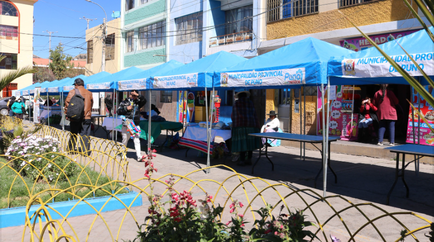 En el marco del Día del Campesino, se desarrolló la feria denominada “De la Chacra a la Olla”, actividad que reúne a productores de la provincia de Puno, a fin de promocionar, exhibir y comercializar productos directamente de la chacra y productos sanos, este evento fue impulsado por la Municipalidad Provincial de Puno a través de la Gerencia de Turismo y Desarrollo Económico y la Sub Gerencia de Promoción Empresarial y Desarrollo Económico Rural.