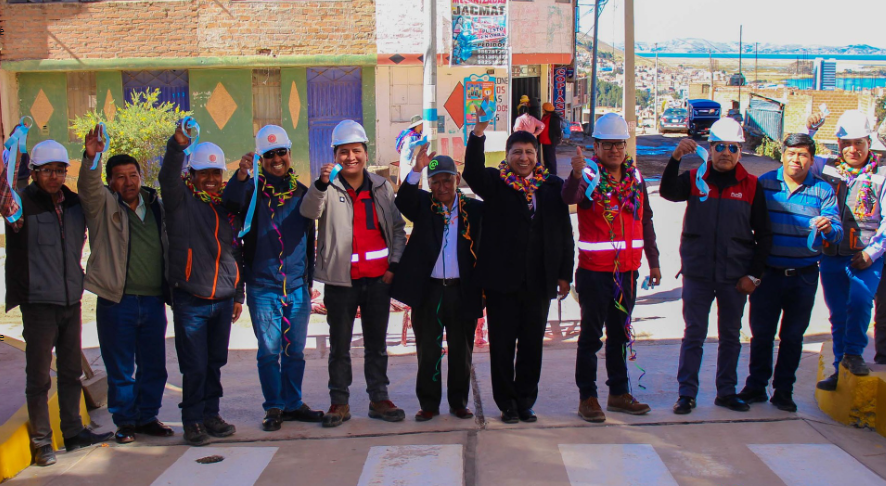 El presidente del barrio 4 de Noviembre, Cesar Luque Salas, agradeció la entrega de la obra de pavimentado de las cuadras 1 y 2 del Jr. Confraternidad que forma parte del proyecto “Mejoramiento del Servicio Vial Urbano del Jirón: Emilio Valdizan, Confraternidad y Vías Conexas del Barrio 4 de Noviembre, Ciudad de Puno, Provincia de Puno – Puno”, que fue entregada esta tarde por la gestión del alcalde de la Municipalidad Provincial de Puno, Lic. Javier Ponce Roque en un ceremonia protocolar.