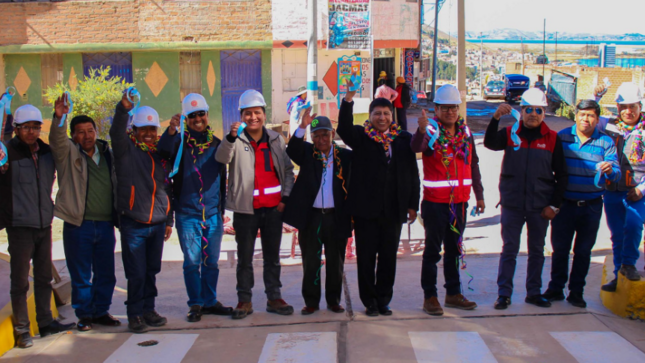 El presidente del barrio 4 de Noviembre, Cesar Luque Salas, agradeció la entrega de la obra de pavimentado de las cuadras 1 y 2 del Jr. Confraternidad que forma parte del proyecto “Mejoramiento del Servicio Vial Urbano del Jirón: Emilio Valdizan, Confraternidad y Vías Conexas del Barrio 4 de Noviembre, Ciudad de Puno, Provincia de Puno – Puno”, que fue entregada esta tarde por la gestión del alcalde de la Municipalidad Provincial de Puno, Lic. Javier Ponce Roque en un ceremonia protocolar.