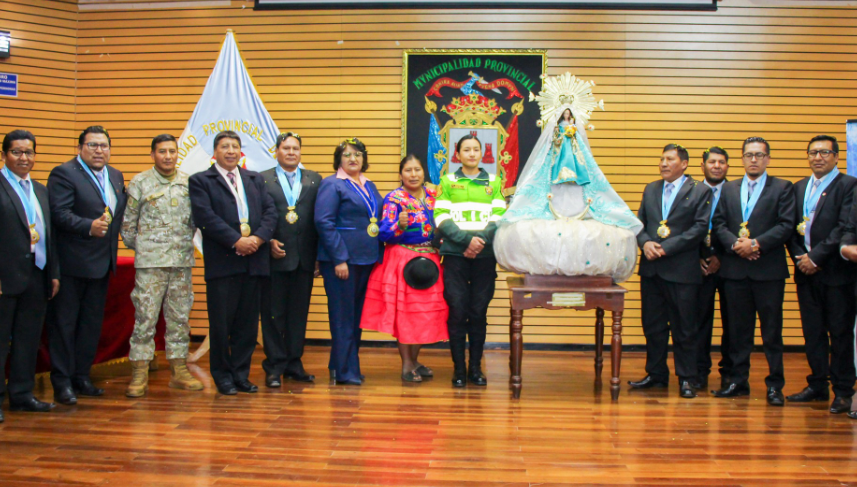 En representación del alcalde de la Municipalidad Provincial de Puno, Lic. Javier Ponce Roque, el primer regidor, Dr. Salvador Hancco Aguilar, asistió a la ceremonia de asunción de mando, del presidente de la Federación Regional del Folclore y Cultura de Puno (FRFCP), Nestor Hancco Mamani, y los miembros de su Concejo Directivo.