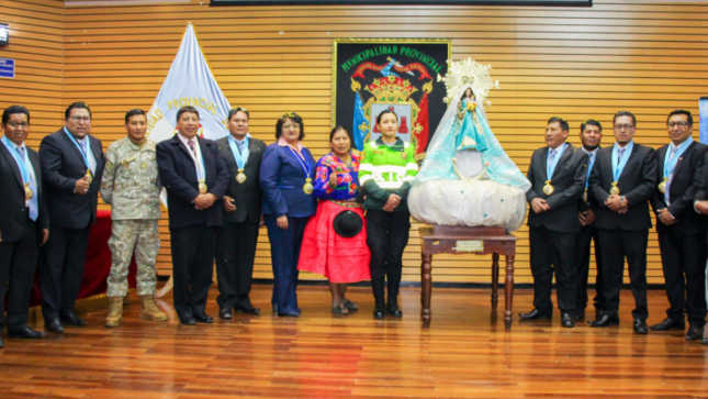 En representación del alcalde de la Municipalidad Provincial de Puno, Lic. Javier Ponce Roque, el primer regidor, Dr. Salvador Hancco Aguilar, asistió a la ceremonia de asunción de mando, del presidente de la Federación Regional del Folclore y Cultura de Puno (FRFCP), Nestor Hancco Mamani, y los miembros de su Concejo Directivo.