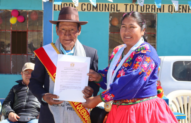 La comunidad campesina de Totorani Quenariri, celebró sus XXXVI aniversario, por tal motivo la regidora Dina Soledad Mamani Ramos, en representación del alcalde de la Municipalidad Provincial de Puno, Lic. Javier Ponce Roque, hizo entrega de la Resolución de Alcaldía N° 331-2023MPP/A, donde expresa un saludo de felicitación por esta fecha transcendental.