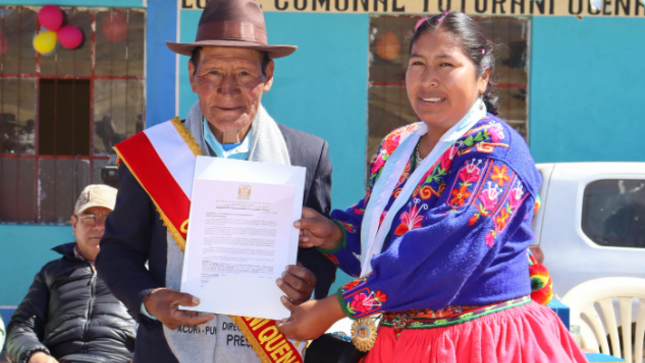 La comunidad campesina de Totorani Quenariri, celebró sus XXXVI aniversario, por tal motivo la regidora Dina Soledad Mamani Ramos, en representación del alcalde de la Municipalidad Provincial de Puno, Lic. Javier Ponce Roque, hizo entrega de la Resolución de Alcaldía N° 331-2023MPP/A, donde expresa un saludo de felicitación por esta fecha transcendental.