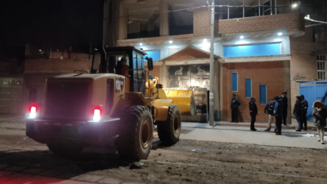 La Municipalidad Provincial de Puno a través de la Gerencia de Turismo y Desarrollo Económico, Sub Gerencia de Actividades Económicas, en coordinación con la Sub Gerencia Gestión Ambiental y Salud Pública, Sub Gerencia de Defensa Civil, Sub Gerencia de Protección Ciudadana, Fiscal de Prevención del Delito, Fiscal de Familia, Policía Nacional del Perú, el día de ayer 23 de junio al promediar las 18:00 horas por inmediaciones de la Av. Floral con Av. costanera, llevaron a cabo el operativo inopinado al establecimiento nocturno "Zona U”.