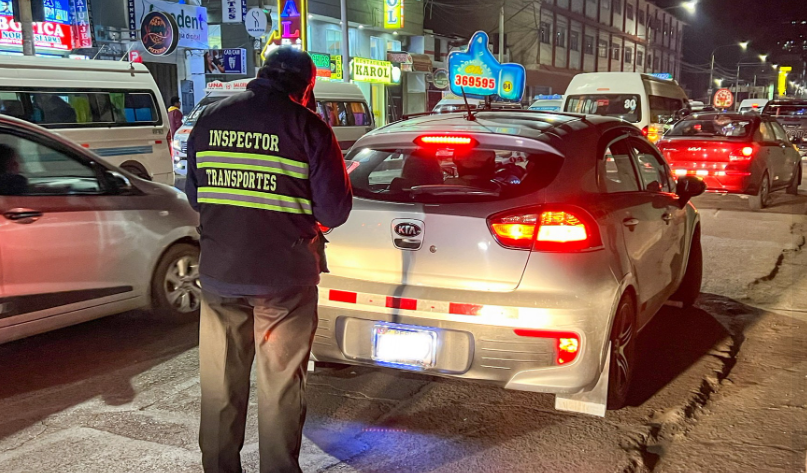 Con el objetivo de tener un transporte ordenado y seguro, la Sub Gerencia de Inspecciones de Tránsito de la Gerencia de Transporte y Seguridad Vial de la Municipalidad Provincial de Puno, en un trabajo articulado con la Fiscalía de Prevención de Delito y efectivos de la Unidad de Tránsito de la Policía Nacional del Perú, hoy realizaron una fiscalización inopinada nocturna a vehículos que prestan servicio de transporte público.