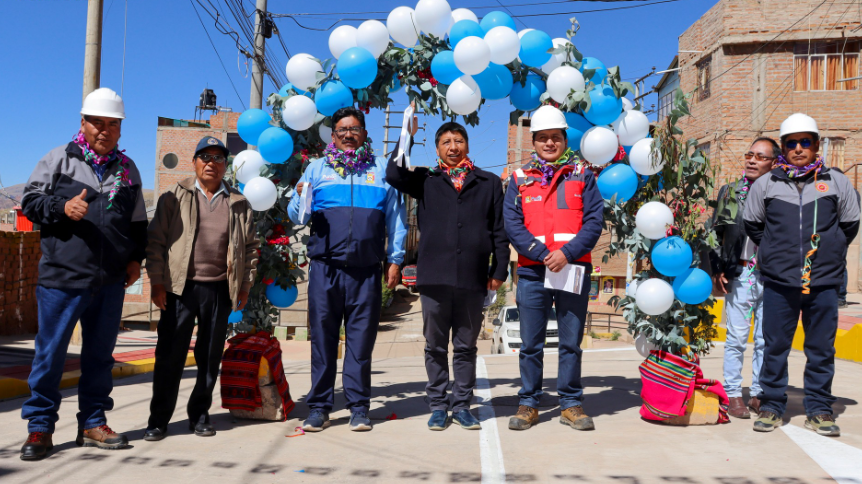 Un sueño cumplido para los pobladores de la urbanización Chacarilla del Lago N°2 de la ciudad de Puno, fue la entrega de las pistas y veredas de la cuadra 1 del Jr. Pedro Ruiz Gallo, proyecto que fue ejecutado con al venia de la gestión del alcalde de la Municipalidad Provincial de Puno, Lic. Javier Ponce Roque.