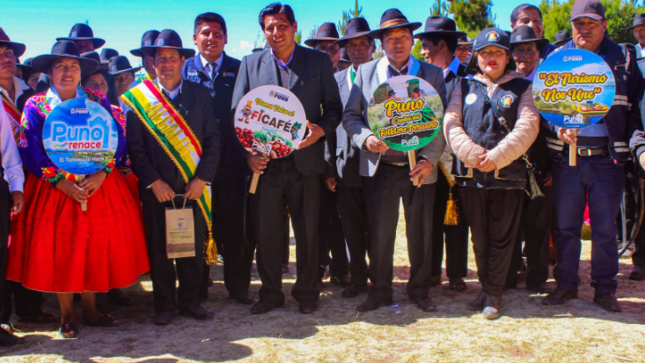 A vísperas del XXXIV aniversario del centro poblado de Santa Rosa de Yanaque y la celebración por el Día del Campesino, la Municipalidad Provincial de Puno atendió a la población de esta localidad, con el programa Puno Renace con la Muni a tu Alcance, actividad encabezada por los regidores Dina Soledad Mamani Ramos y Rogelio Roque Arazola que asistieron en representación del alcalde de Puno, Lic. Javier Ponce Roque.