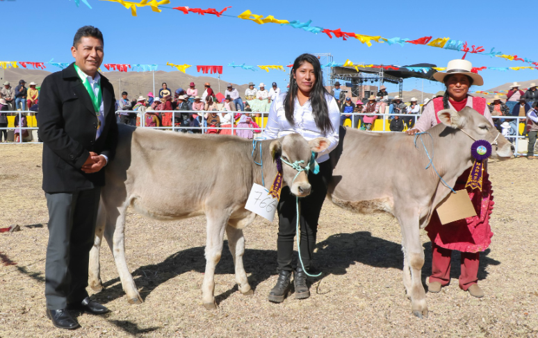 El alcalde de Puno, Lic. Javier Ponce Roque, Participó de la I Feria Provincial Agropecuaria Artesanal y Comercial “Dr. Alfredo Ucharico Uruchi” – Mañazo 2023, el mismo que se desarrolló con el objetivo de construir y fortalecer la cultura agropecuaria como un eje de desarrollo para Puno, esto en el Campo Ferial de la localidad.