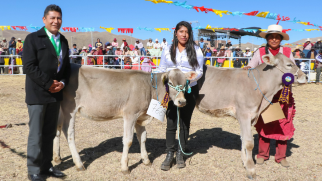 El alcalde de Puno, Lic. Javier Ponce Roque, Participó de la I Feria Provincial Agropecuaria Artesanal y Comercial “Dr. Alfredo Ucharico Uruchi” – Mañazo 2023, el mismo que se desarrolló con el objetivo de construir y fortalecer la cultura agropecuaria como un eje de desarrollo para Puno, esto en el Campo Ferial de la localidad.