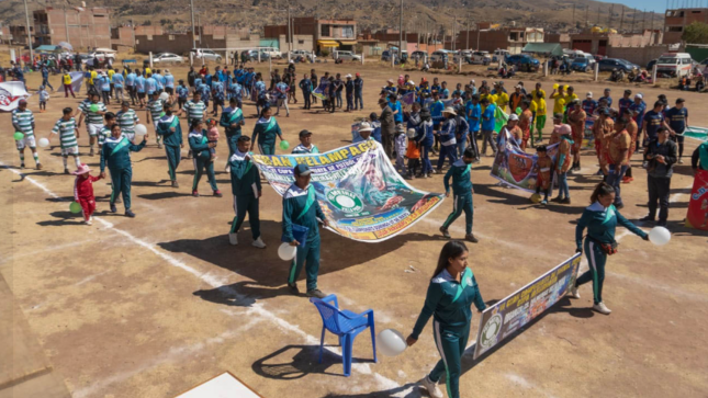 Cumpliendo su compromiso de apoyar la práctica deportiva el regidor, Abg. Jonathan Cristian Guerra Monzón, en representación del alcalde de Puno, Lic. Javier Ponce Roque, participó en la inauguración del campeonato deportivo “VI Copa Jayllihuaya de Fútbol Ocho y III Campeonato de Vóley”.