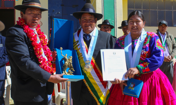 Con inauguración de dos estatuas de la danza “Chacareros Fuerza Aymara” pobladores y autoridades del centro poblado de Santa Rosa de Yanaque celebraron el XXXIV aniversario de creación de esta localidad, al que asistieron en representación del alcalde de Puno, Lic. Javier Ponce Roque, los regidores Dina Soledad Mamani Ramos y Rogelio Roque Arazola.