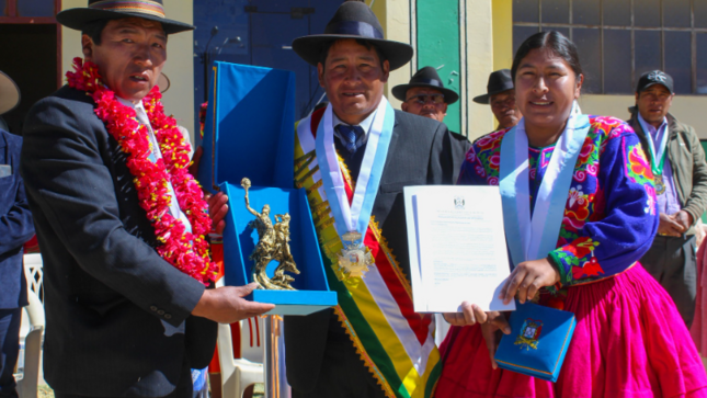 Con inauguración de dos estatuas de la danza “Chacareros Fuerza Aymara” pobladores y autoridades del centro poblado de Santa Rosa de Yanaque celebraron el XXXIV aniversario de creación de esta localidad, al que asistieron en representación del alcalde de Puno, Lic. Javier Ponce Roque, los regidores Dina Soledad Mamani Ramos y Rogelio Roque Arazola.