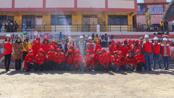Con entusiasmo y buenos deseos las regidoras Norma Paredes Romero y Dina Soledad Mamani Ramos, en representación del alcalde de Puno, Lic. Javier Ponce Roque, supervisaron el inicio de intervenciones en dos puntos de la Ciudad Lacustre, financiadas por el programa Lurawi Perú y ejecutadas por la Municipalidad Provincial de Puno, que demandarán una inversión superior a los 300 mil soles.