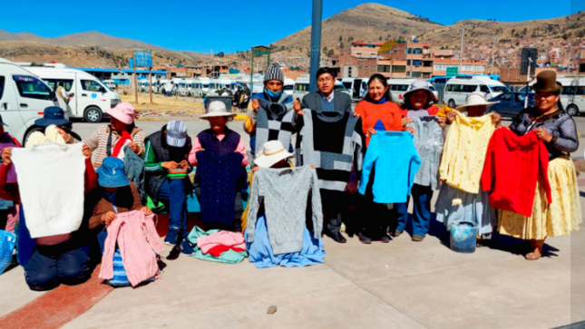 El “Taller de Tejido para las Personas con Discapacidad” desarrollado por la Municipalidad Provincial de Puno, a través de la Sub Gerencia de Desarrollo de la Mujer, Niño, Adolescente y Adulto Mayor y la Oficina Municipal de Atención a la Persona con Discapacidad (OMAPED), ya muestra resultados, luego que los asistentes confeccionaran prendas de vestir como chompas, chalecos, chalinas y ropa abrigo.