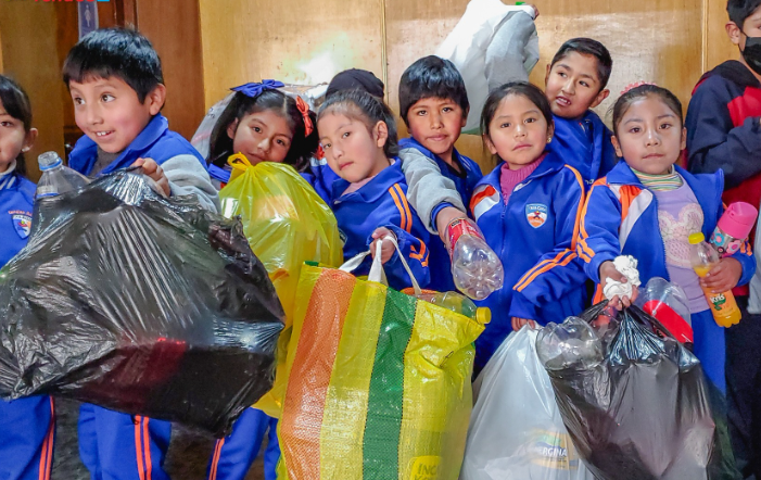 La Municipalidad Provincial de Puno a través del Programa EDUCCA de la Gerencia de Gestión Integral de Residuos Sólidos y el MINAM, este lunes puso en práctica la estrategia de conciencia ambiental "Recicla Cine", que tiene como objetivo fomentar el reciclaje de residuos aprovechables a través de la proyección de películas.
