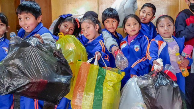 La Municipalidad Provincial de Puno a través del Programa EDUCCA de la Gerencia de Gestión Integral de Residuos Sólidos y el MINAM, este lunes puso en práctica la estrategia de conciencia ambiental "Recicla Cine", que tiene como objetivo fomentar el reciclaje de residuos aprovechables a través de la proyección de películas.