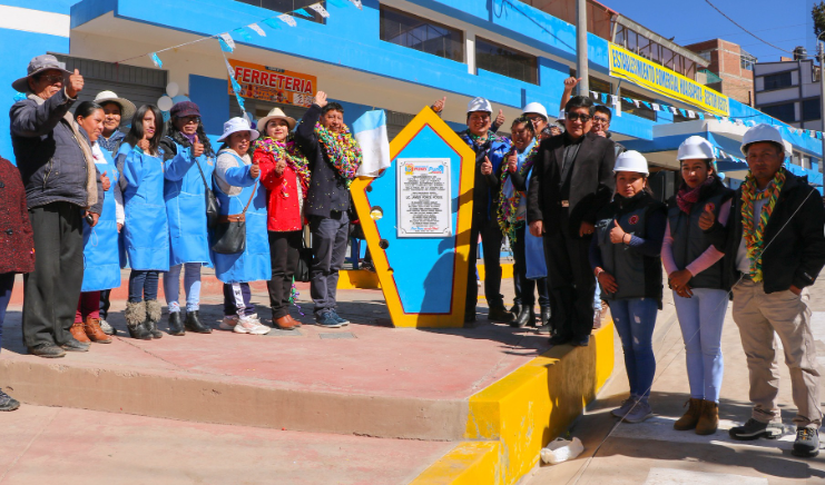 Los habitantes que residen en los barrios Villa Paxa y Huajsapata celebraron la entrega de una nueva vía pavimentada para su zona, luego que la gestión del alcalde de la Municipalidad Provincial de Puno, Lic. Javier Ponce Roque, inaugurará la prolongación del Jr. Libertad, que dará mayor alternativa de circulación tanto para peatones y transportistas.