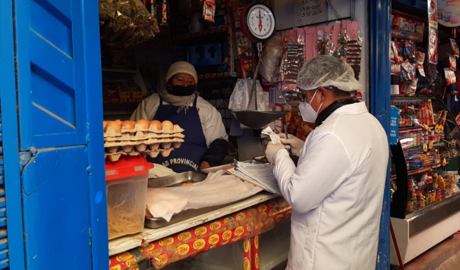 Con la finalidad de velar la salubridad de la población en general, especialistas de la Municipalidad Provincial de Puno, mediante la Gerencia de Medio Ambiente, Saneamiento y Servicios; a su vez a través de la Sub Gerencia de Gestión Ambiental y Salud Pública, viene realizó la fiscalización del sector de canes y viandas del mercado Central y Bellavista de la ciudad de Puno.