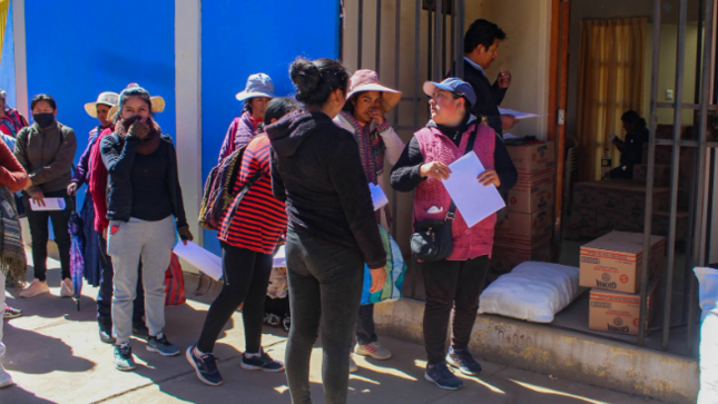 Esta mañana se cumplió con la distribución de insumos a 4180 beneficiarios de 128 códigos del Programa Vaso de Leche, con el objetivo de mejorar la calidad alimentaria y nutricional en nuestra localidad, acción realizada por la Sub Gerencia de Programas Sociales de la Municipalidad Provincial de Puno.
