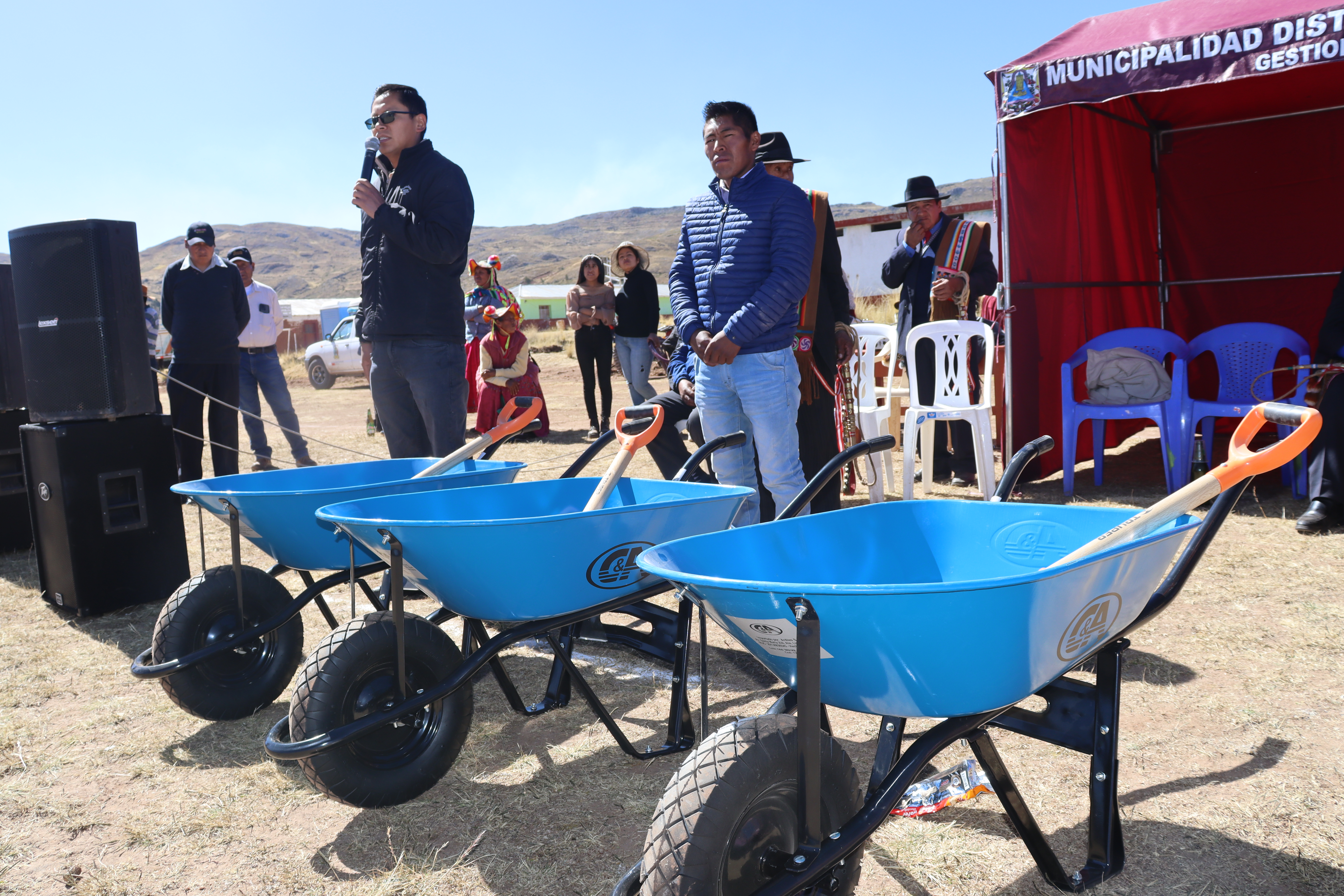 Para promover e incentivar la venta de ganados en las zonas rurales, la Sub Gerencia de Promoción Empresarial y Desarrollo Económico Rural de la Municipalidad Provincial de Puno, obsequió carretillas y palas a los ganaderos que obtuvieron mayor cantidad de ventas en el “I Remate de Ganado al Martillo de Vacuno, Ovino y de Animales Menores”, en el centro poblado de Isañura en el distrito de Capachica.
