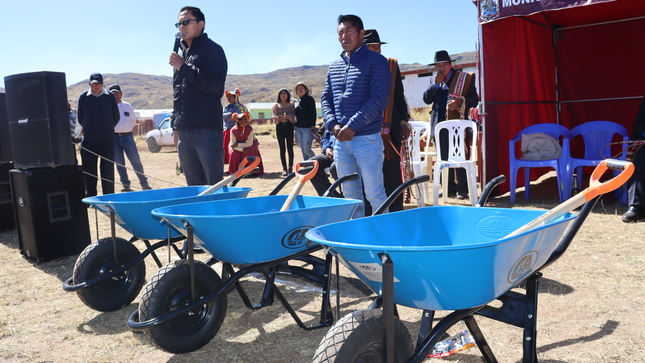 Para promover e incentivar la venta de ganados en las zonas rurales, la Sub Gerencia de Promoción Empresarial y Desarrollo Económico Rural de la Municipalidad Provincial de Puno, obsequió carretillas y palas a los ganaderos que obtuvieron mayor cantidad de ventas en el “I Remate de Ganado al Martillo de Vacuno, Ovino y de Animales Menores”, en el centro poblado de Isañura en el distrito de Capachica.